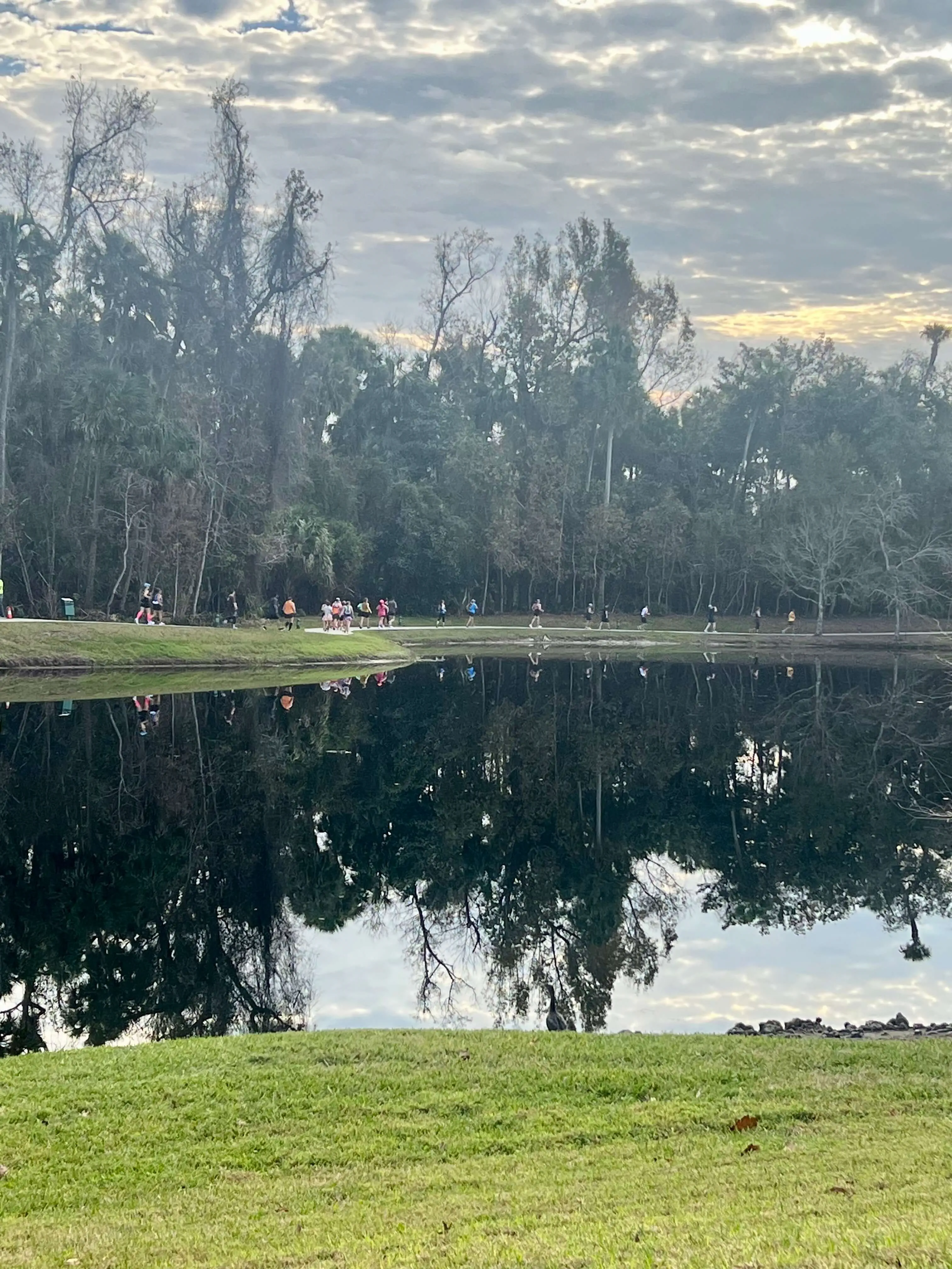 Foto dos corredores ao redor do lago